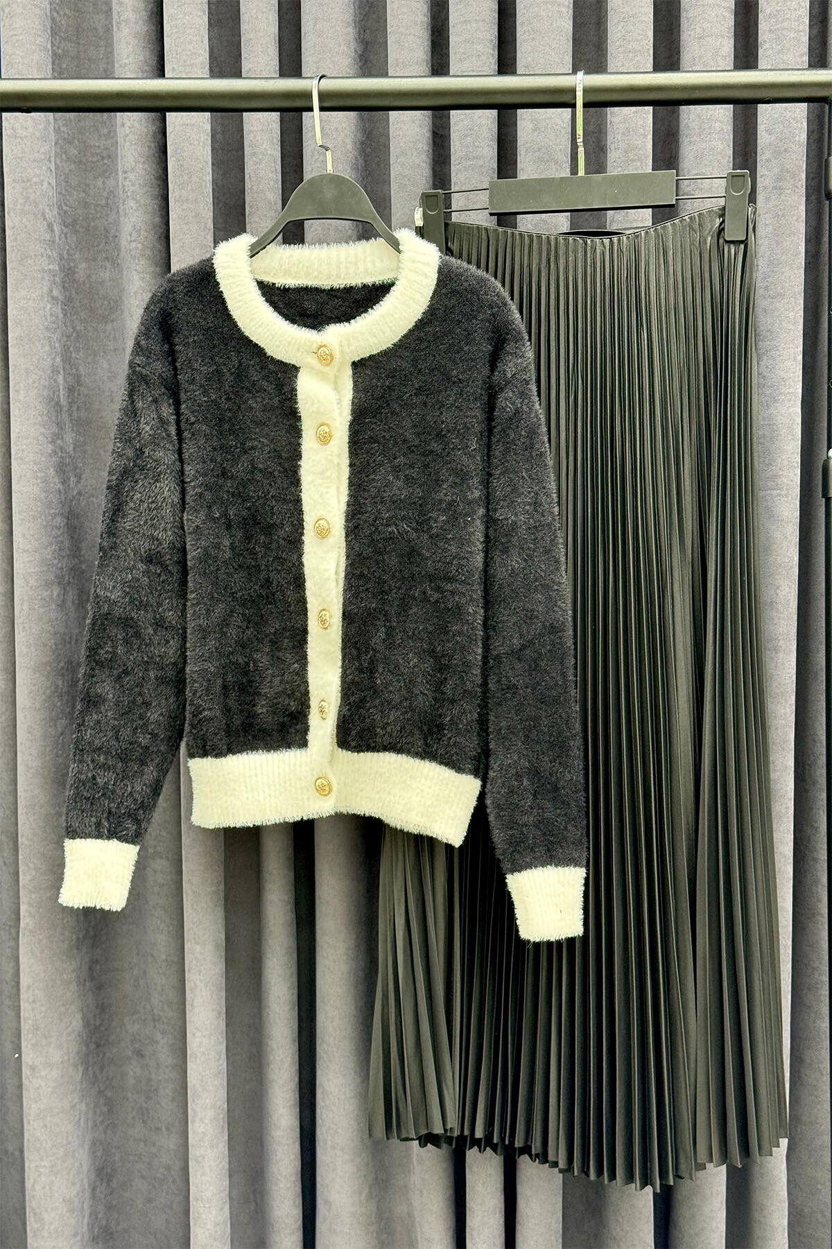 Gold Detay Tüy Hırka Kombin Siyah