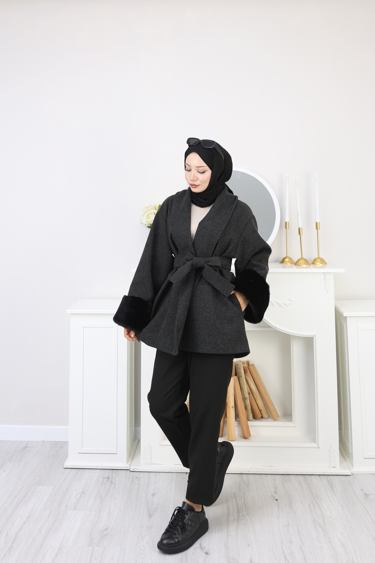 KOLU KÜRK DETAY KISA KABAN -SİYAH