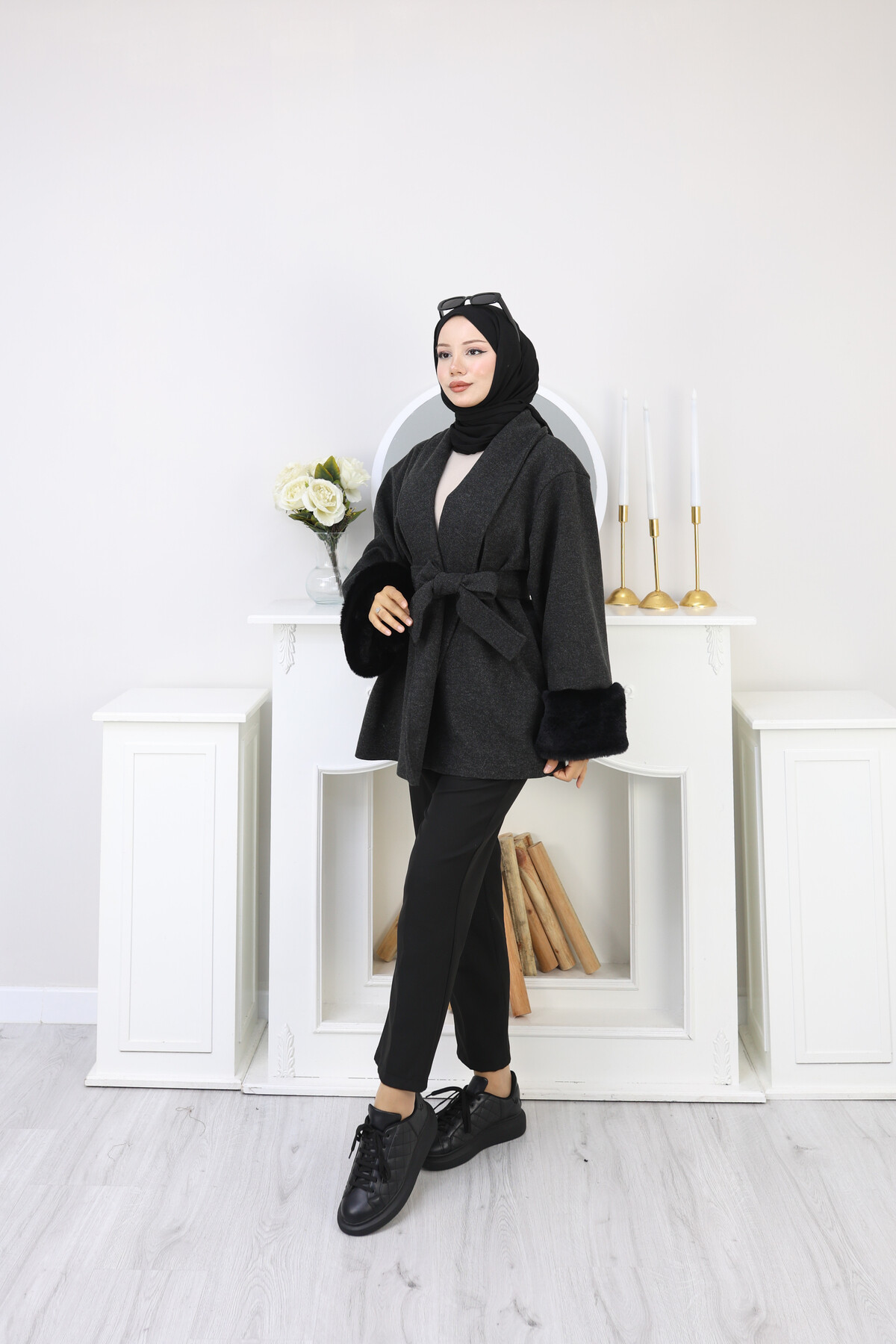 KOLU KÜRK DETAY KISA KABAN -SİYAH