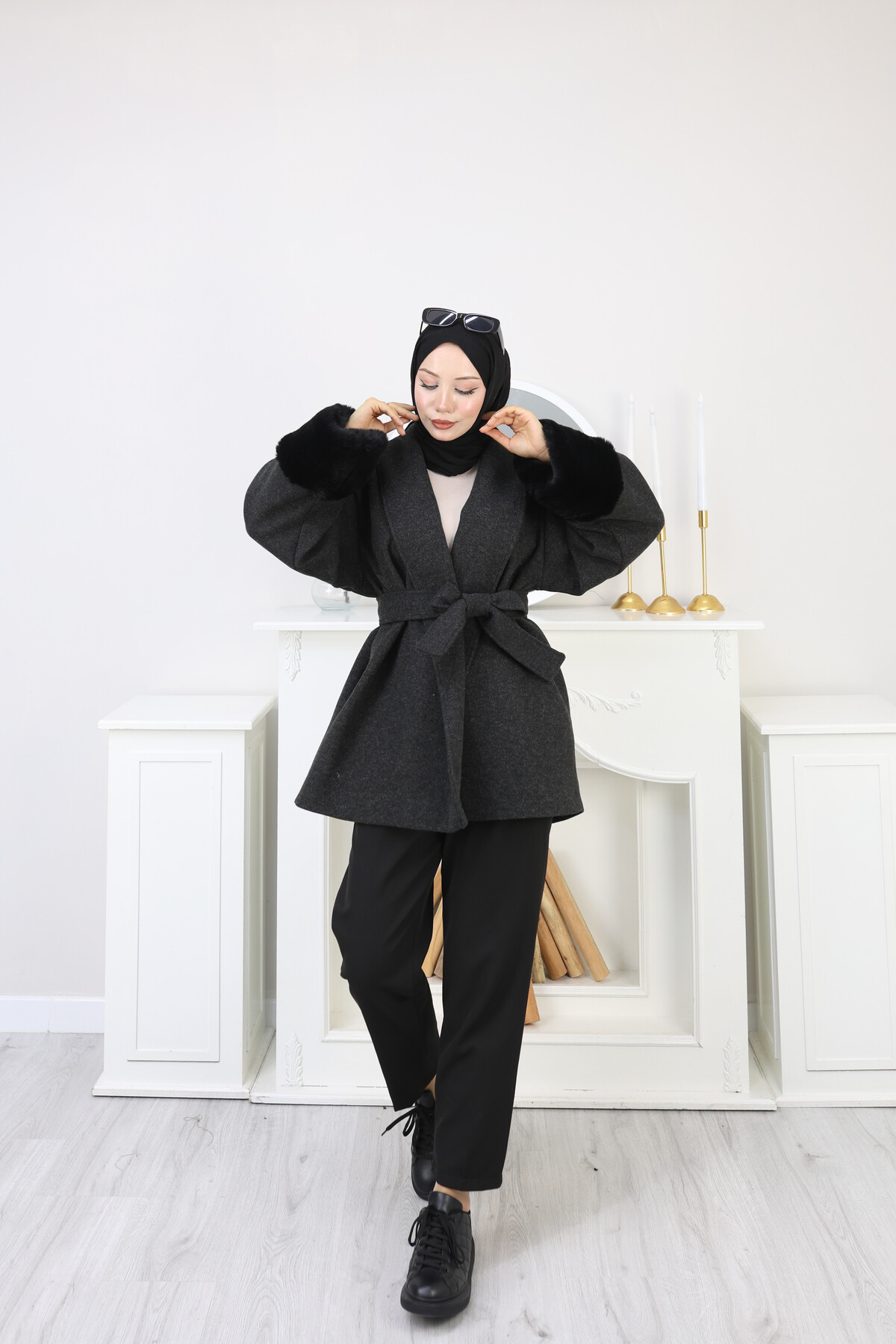 KOLU KÜRK DETAY KISA KABAN -SİYAH