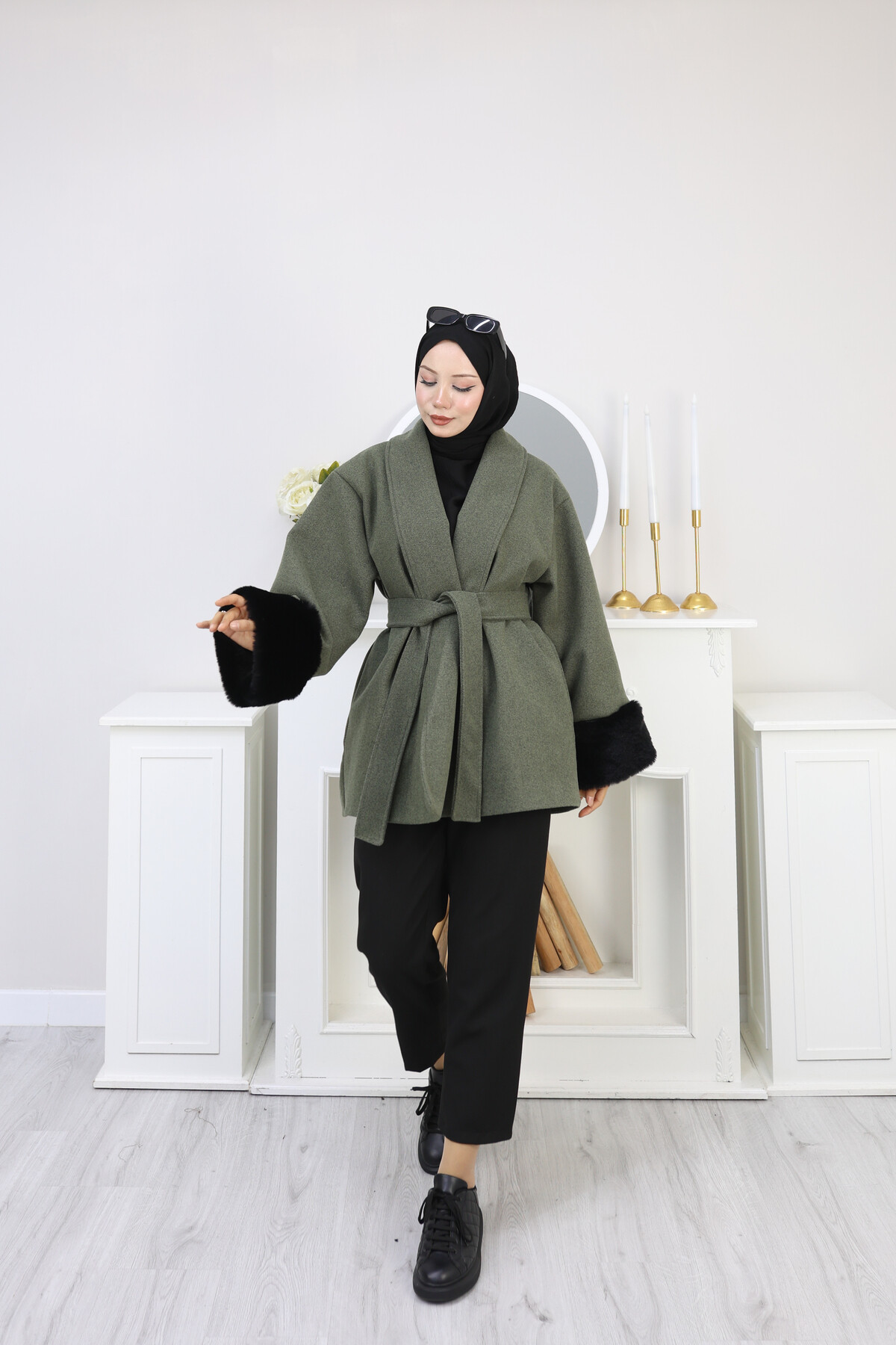 KOLU KÜRK DETAY KISA KABAN -YEŞİL