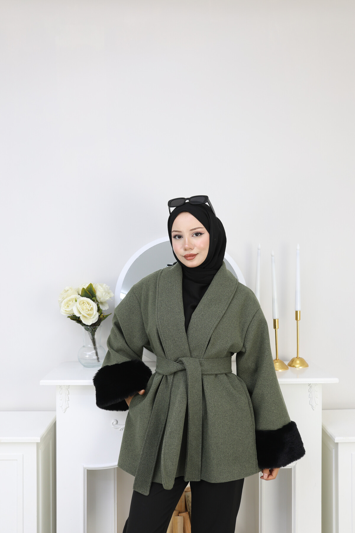 KOLU KÜRK DETAY KISA KABAN -YEŞİL