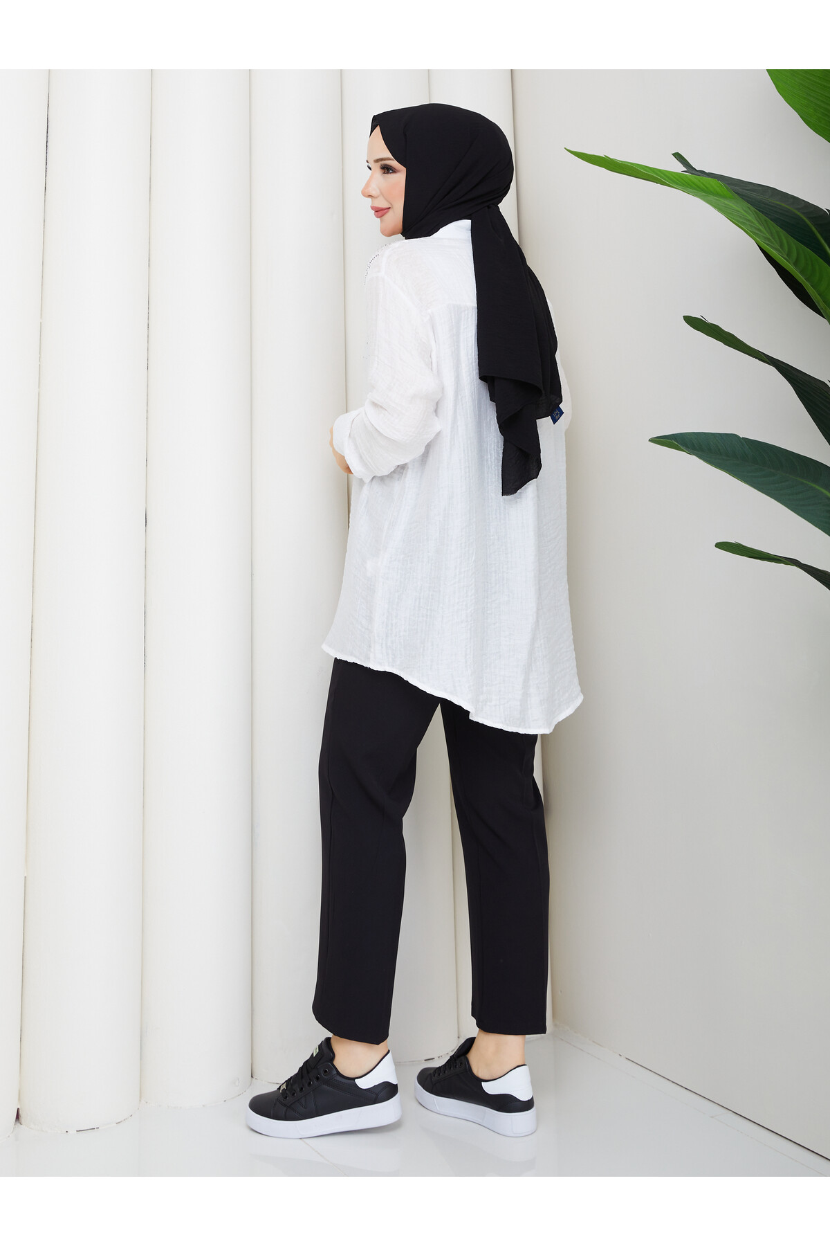 OMUZDAN TAŞ DETAYLI GÖMLEK - BEYAZ