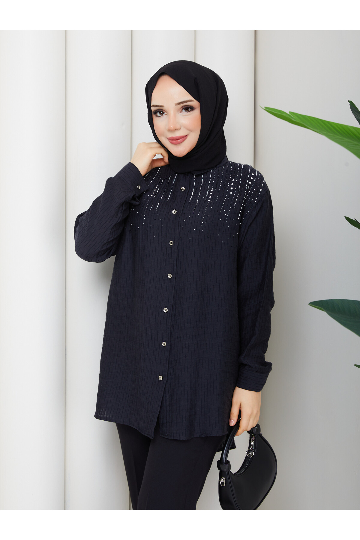 OMUZDAN TAŞ DETAYLI GÖMLEK - SİYAH