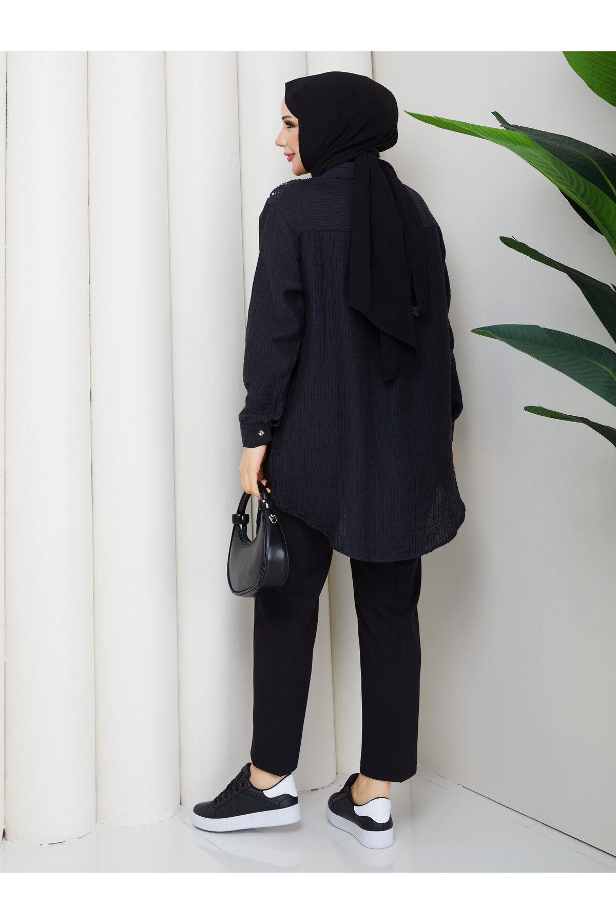 OMUZDAN TAŞ DETAYLI GÖMLEK - SİYAH