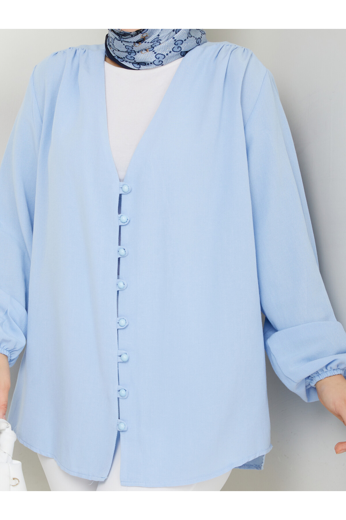 V YAKA DÜĞMELİ GÖMLEK - BEBE MAVİ