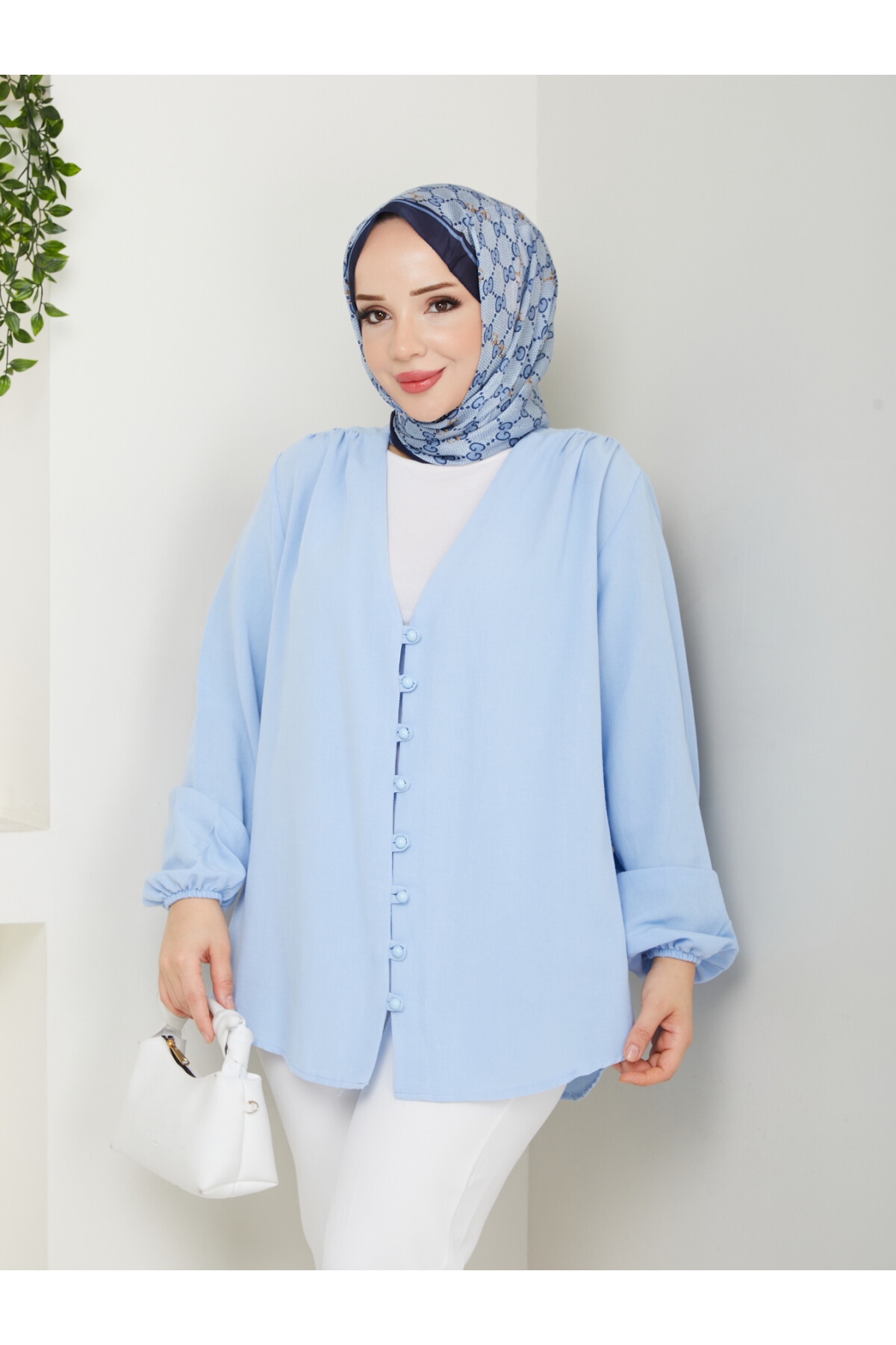 V YAKA DÜĞMELİ GÖMLEK - BEBE MAVİ