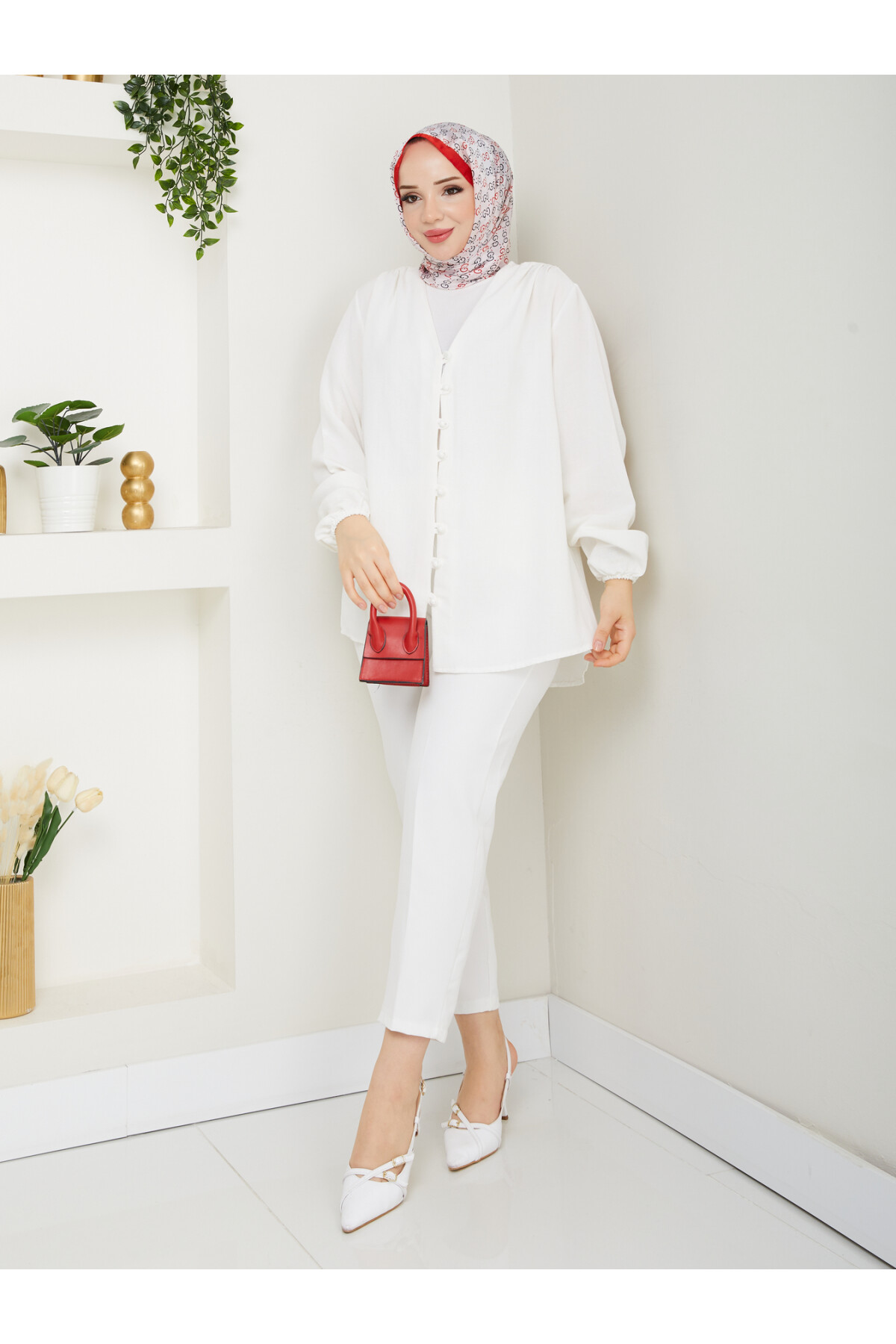 V YAKA DÜĞMELİ GÖMLEK - BEYAZ