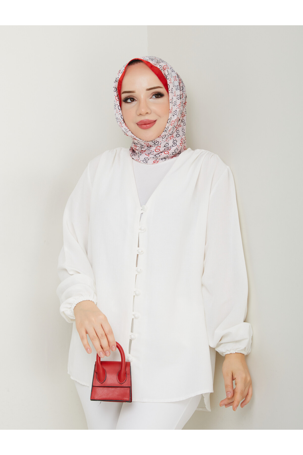 V YAKA DÜĞMELİ GÖMLEK - BEYAZ