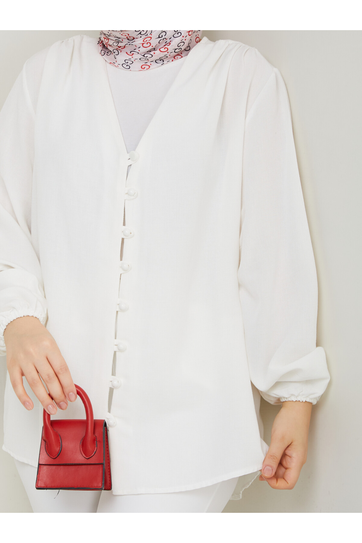 V YAKA DÜĞMELİ GÖMLEK - BEYAZ