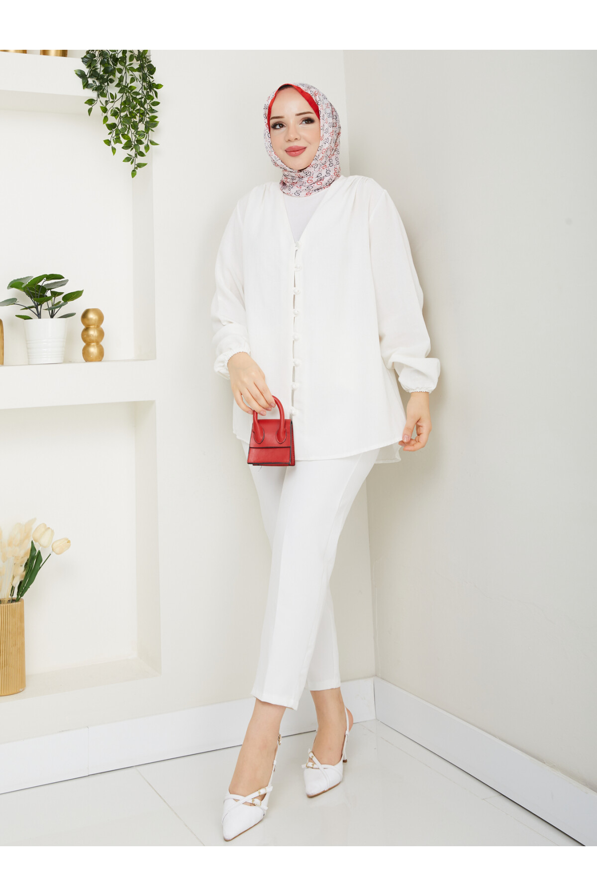 V YAKA DÜĞMELİ GÖMLEK - BEYAZ