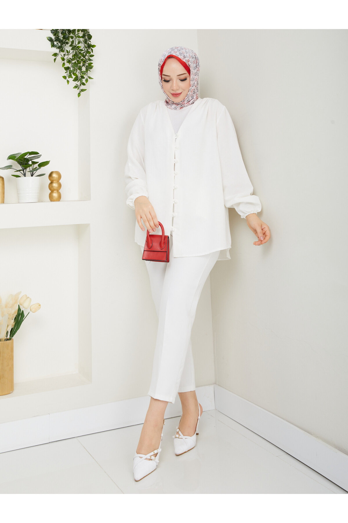 V YAKA DÜĞMELİ GÖMLEK - BEYAZ