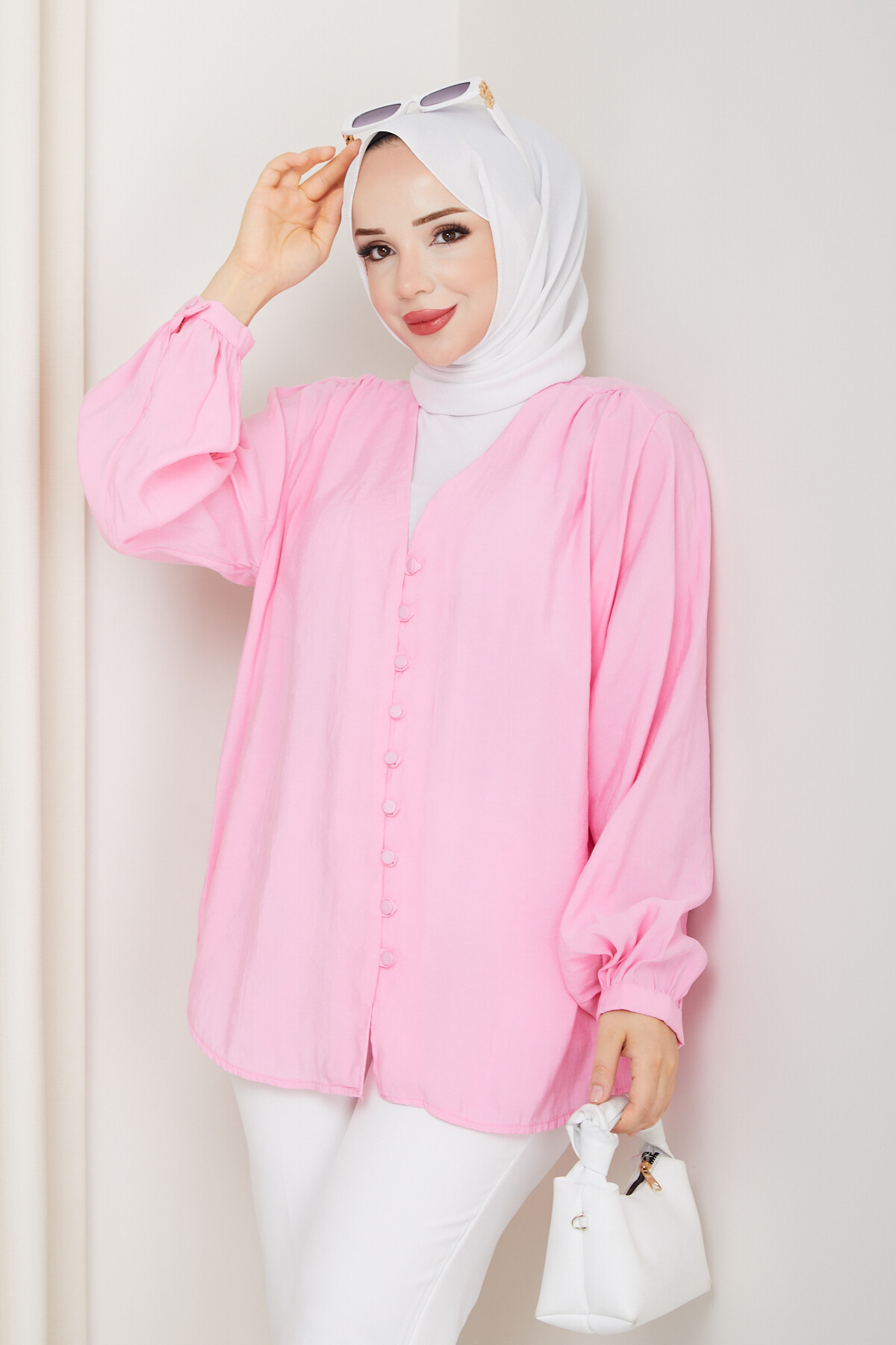 ŞIK V YAKA DÜĞMELİ GÖMLEK - PEMBE