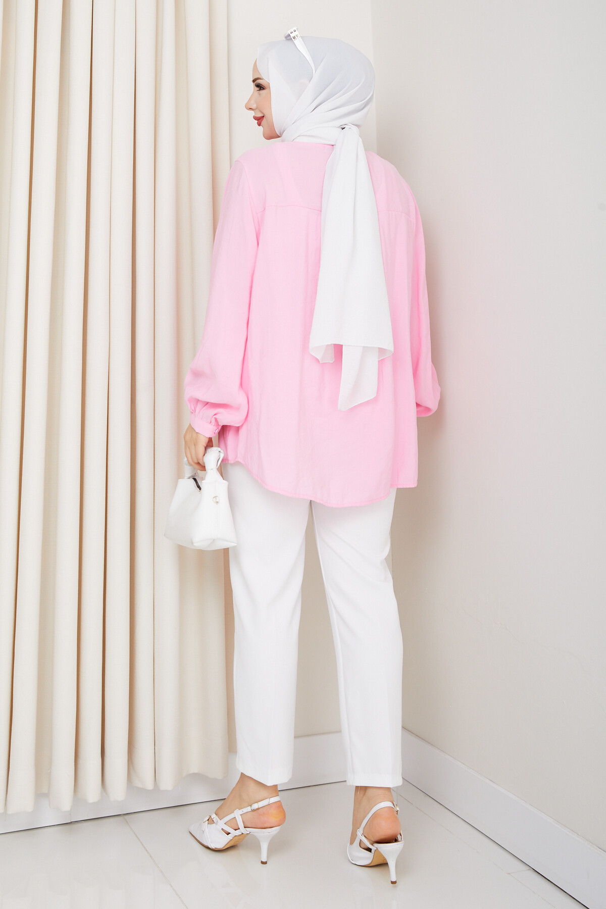 ŞIK V YAKA DÜĞMELİ GÖMLEK - PEMBE