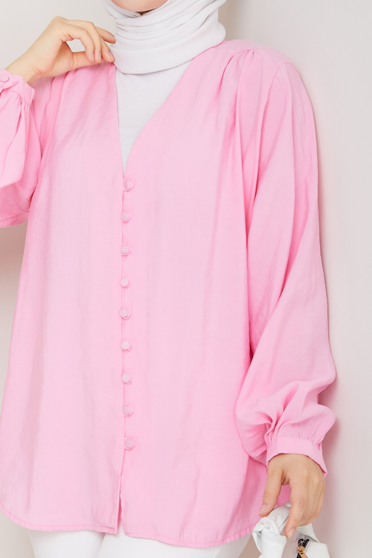 ŞIK V YAKA DÜĞMELİ GÖMLEK - PEMBE