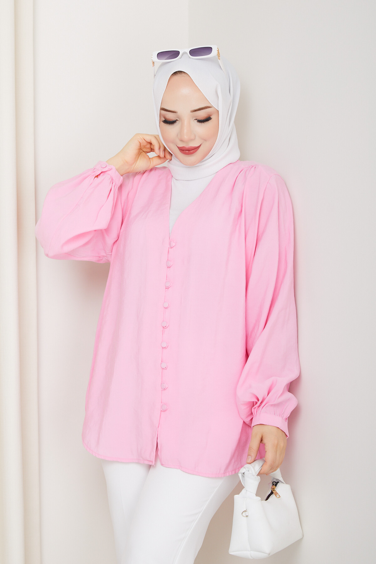 ŞIK V YAKA DÜĞMELİ GÖMLEK - PEMBE