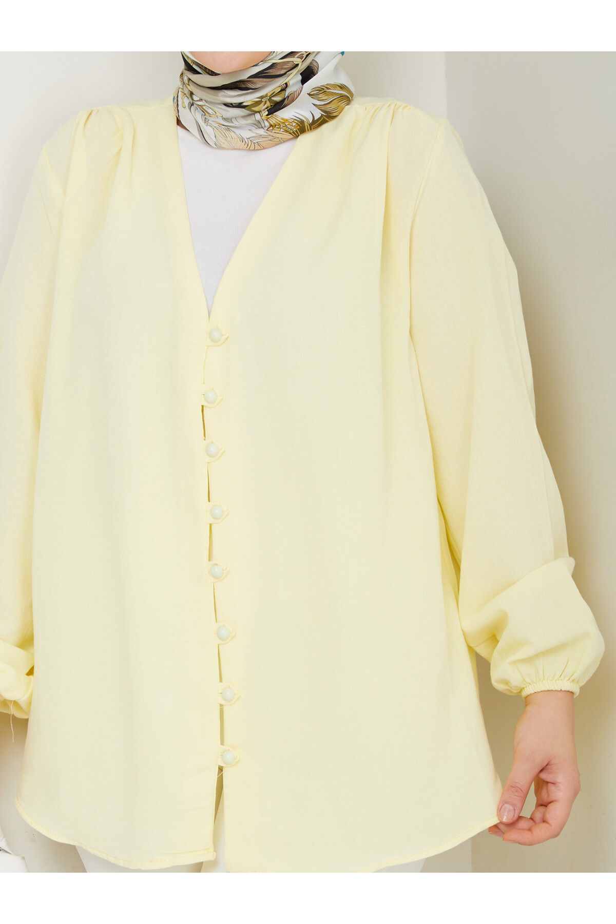V YAKA DÜĞMELİ GÖMLEK - SARI