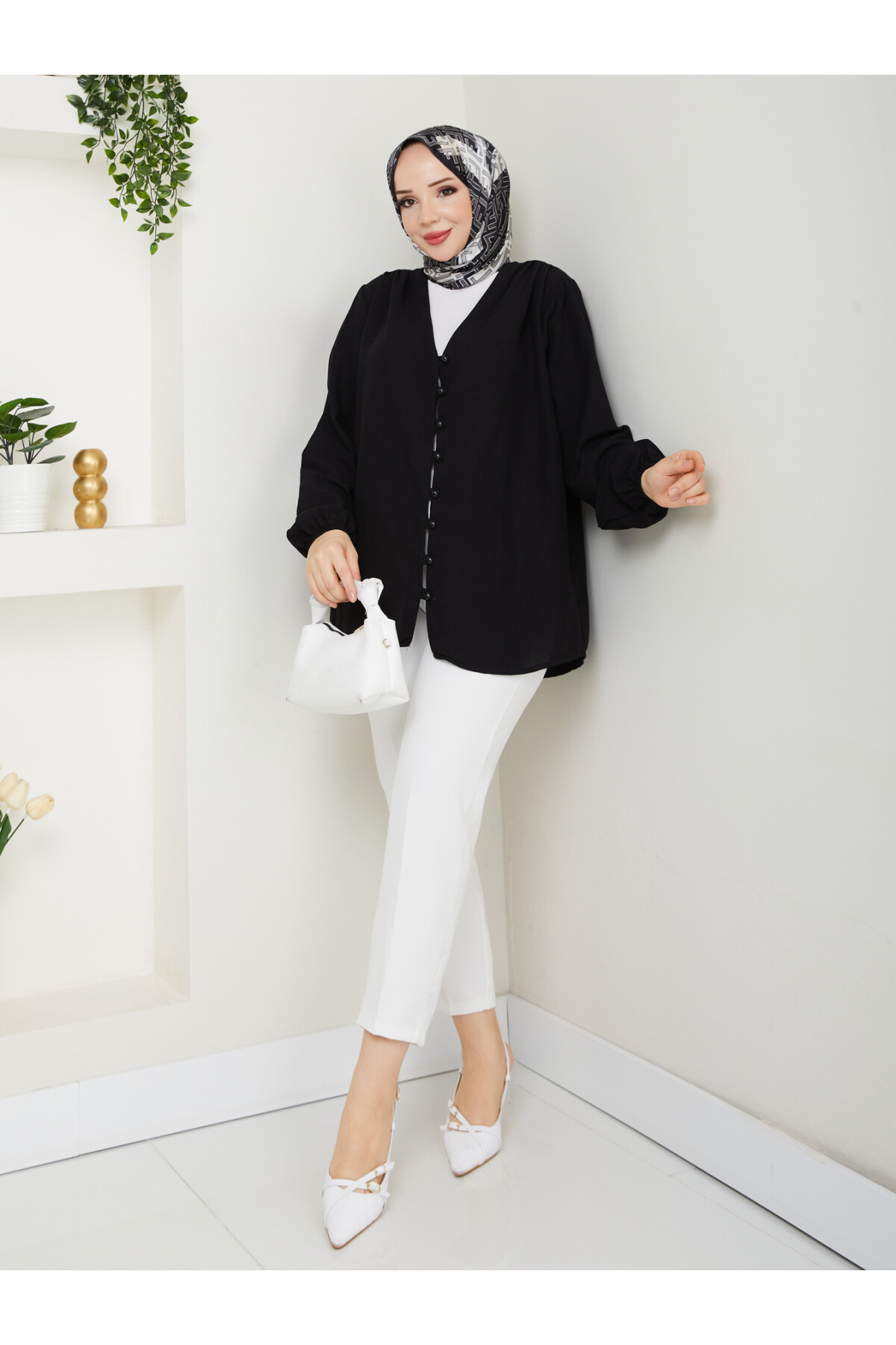 V YAKA DÜĞMELİ GÖMLEK - SİYAH