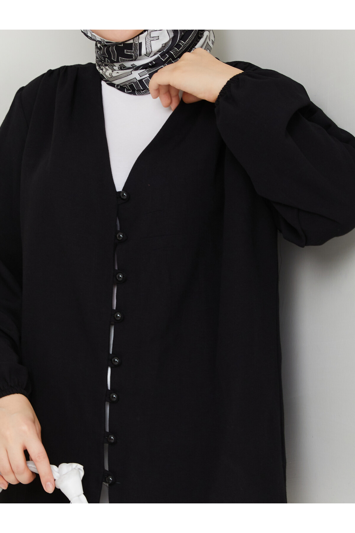 V YAKA DÜĞMELİ GÖMLEK - SİYAH