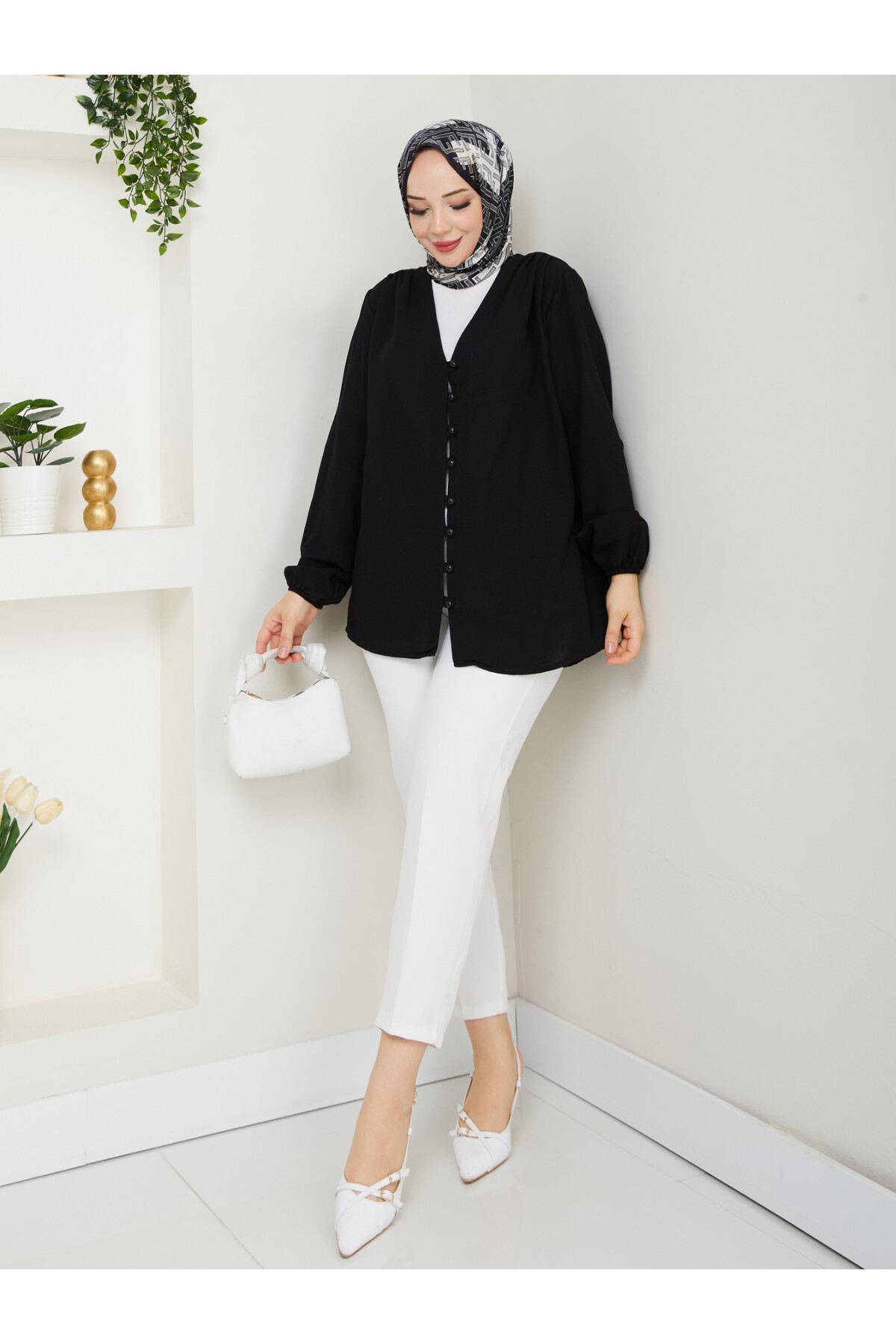 V YAKA DÜĞMELİ GÖMLEK - SİYAH