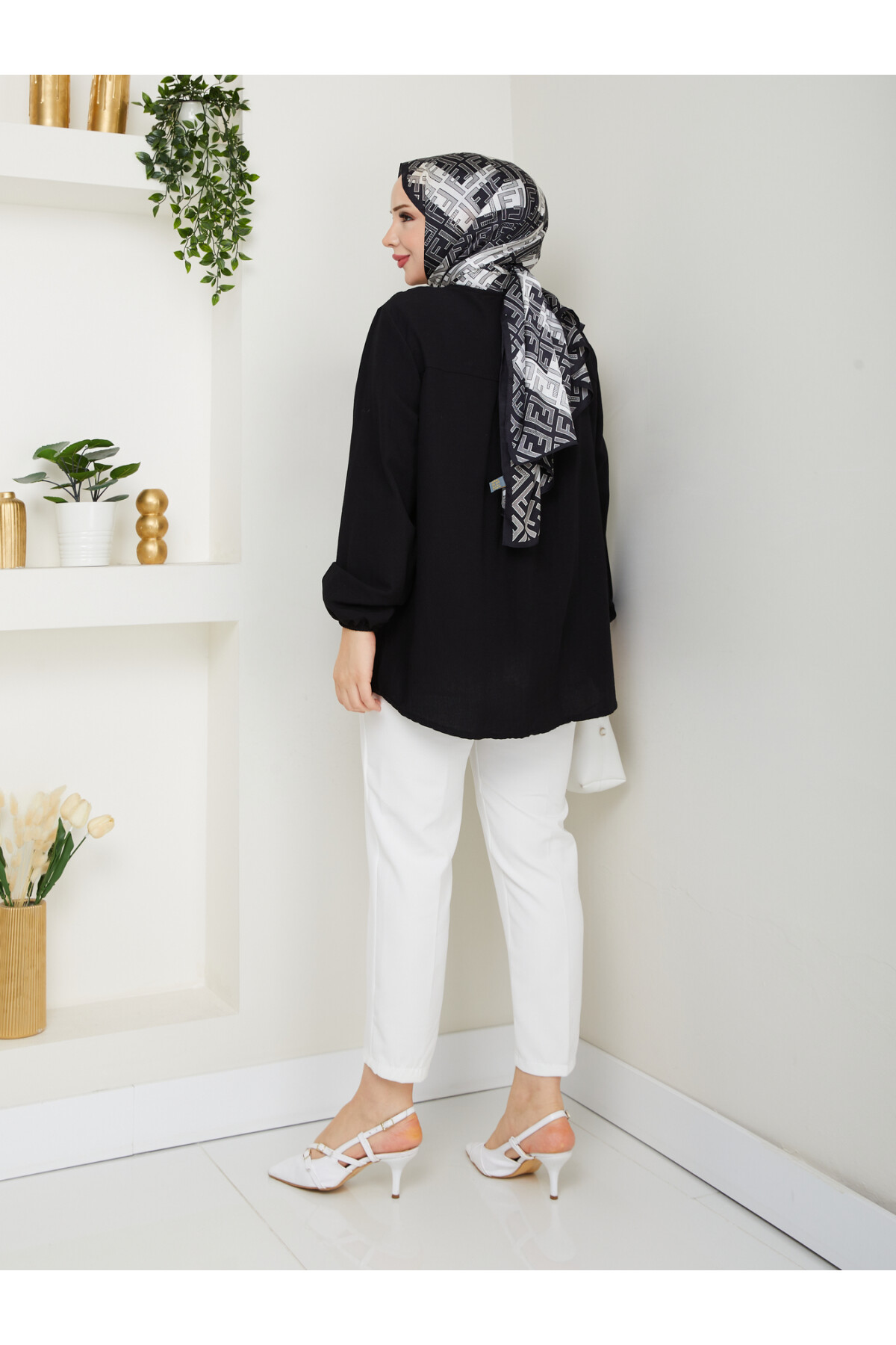 V YAKA DÜĞMELİ GÖMLEK - SİYAH