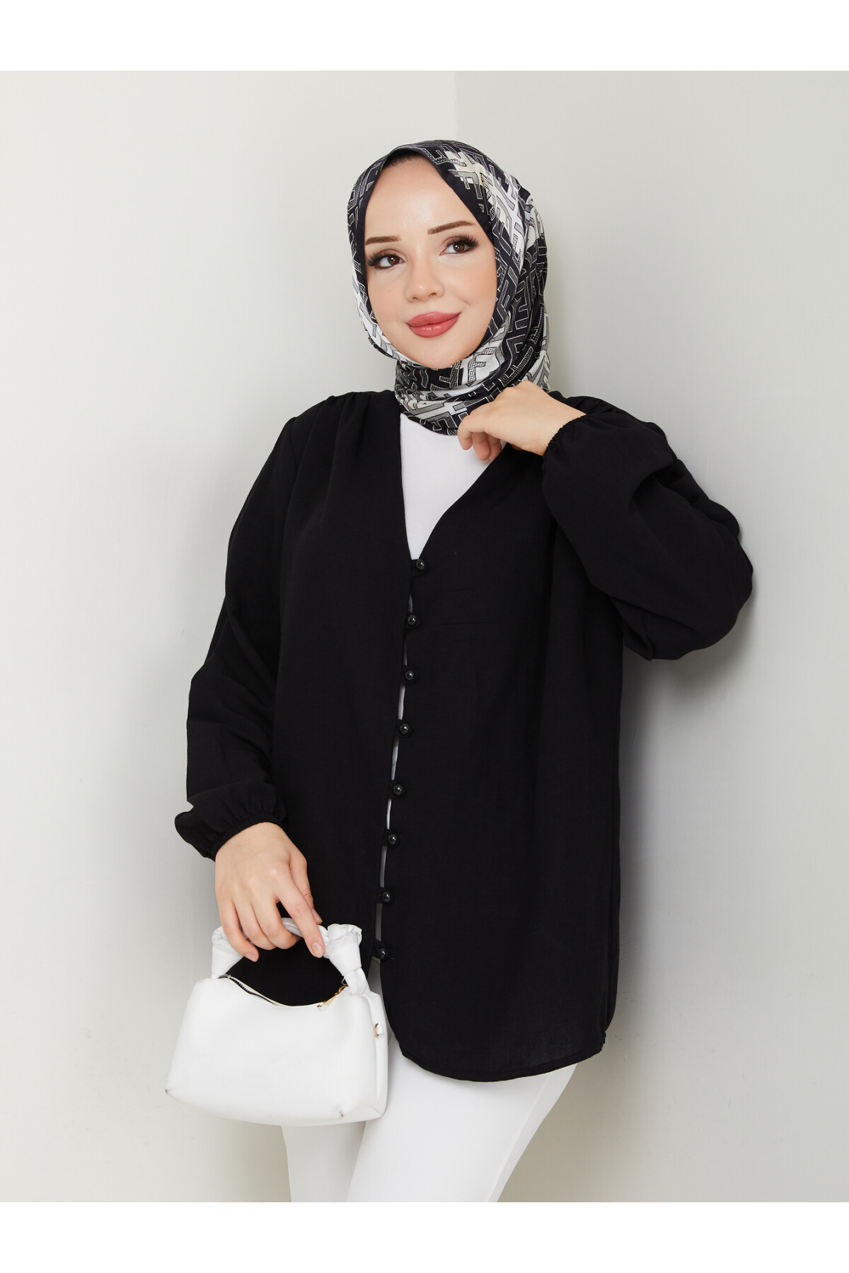 V YAKA DÜĞMELİ GÖMLEK - SİYAH