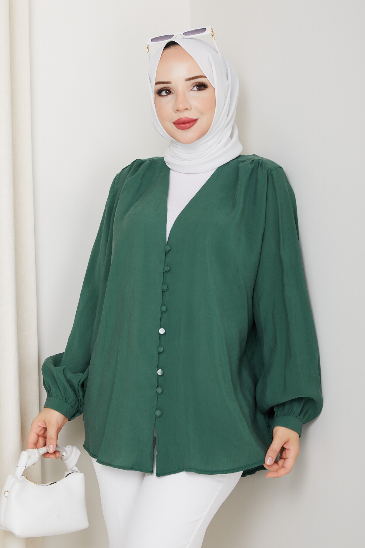 ŞIK V YAKA DÜĞMELİ GÖMLEK - YEŞİL