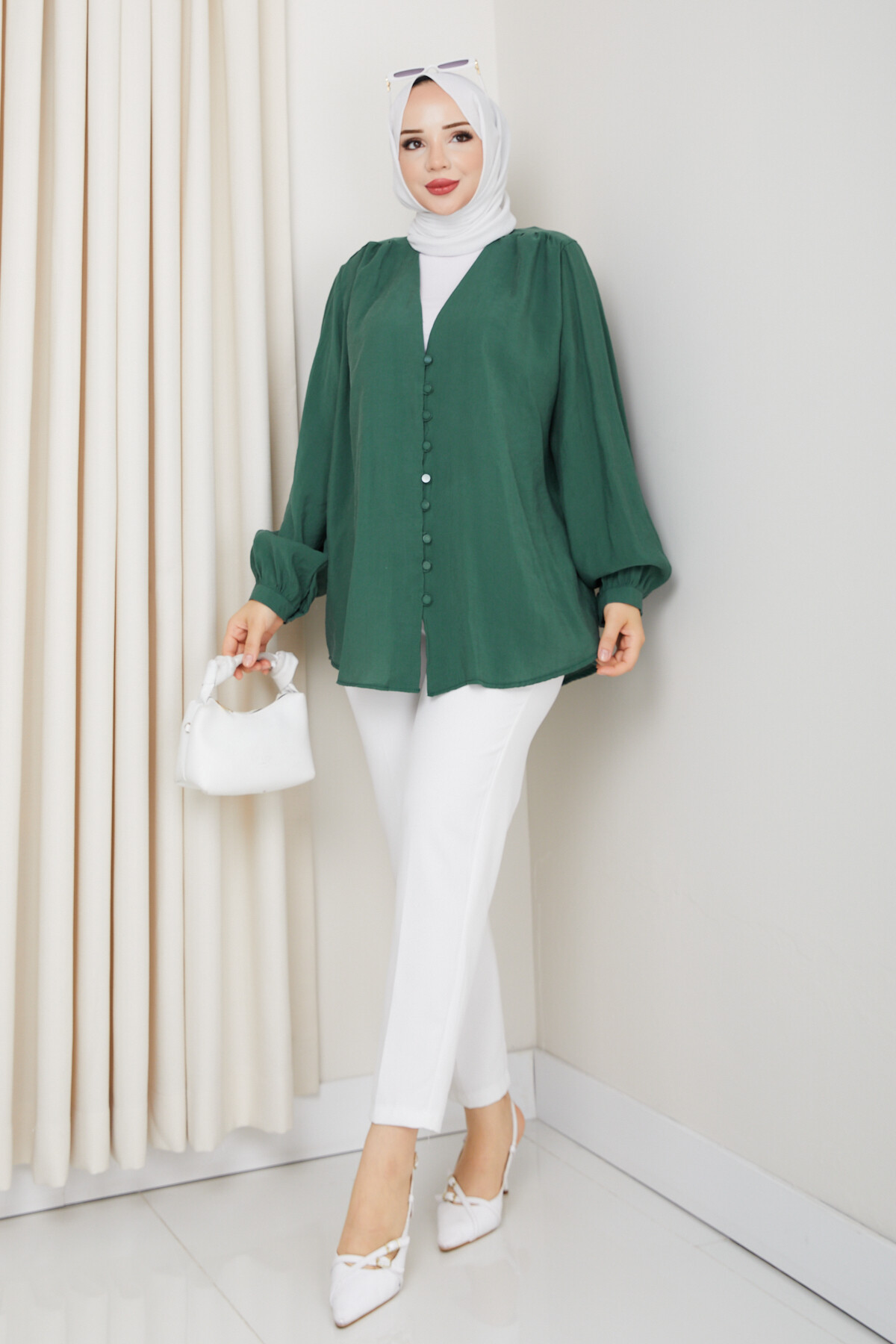 ŞIK V YAKA DÜĞMELİ GÖMLEK - YEŞİL