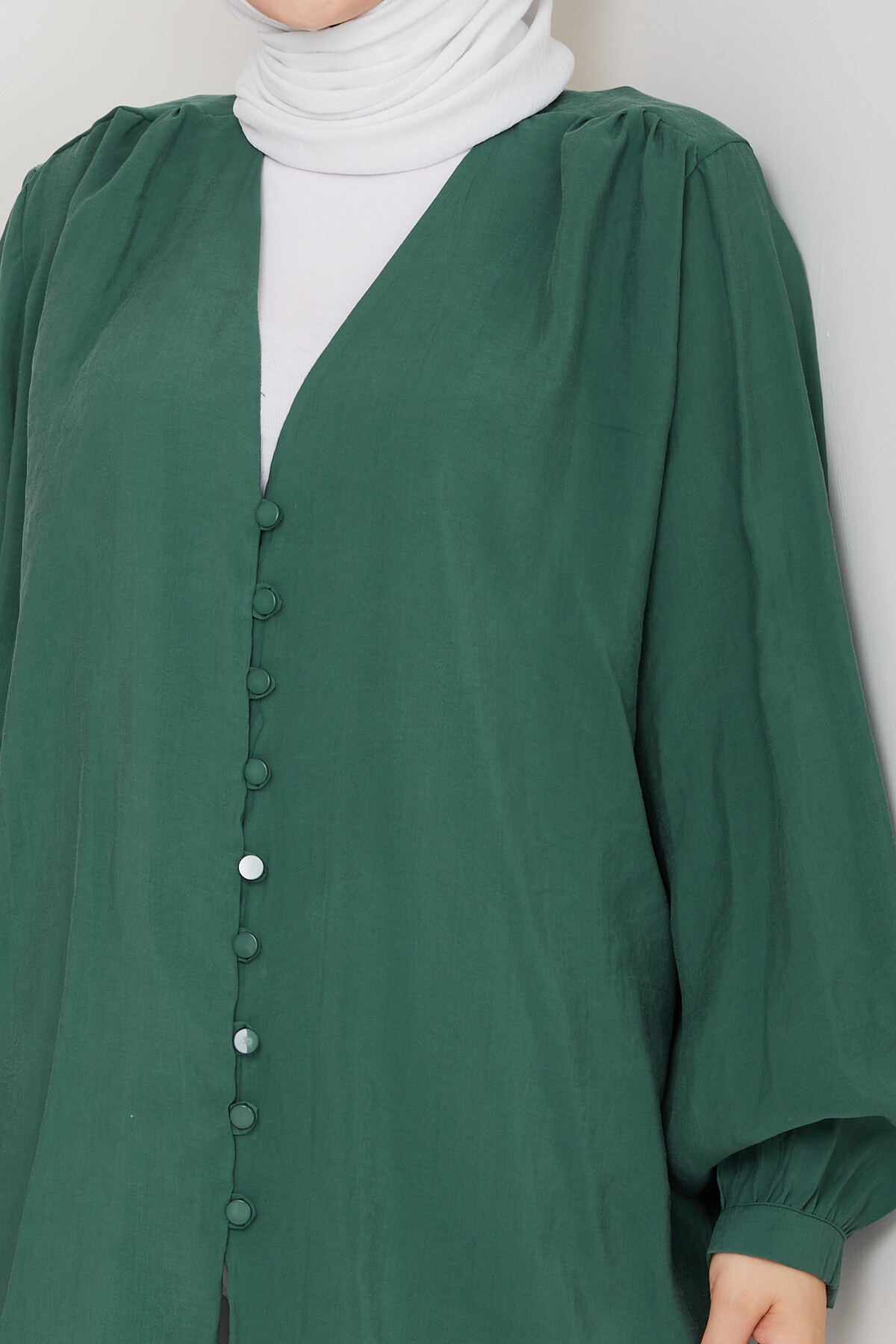ŞIK V YAKA DÜĞMELİ GÖMLEK - YEŞİL