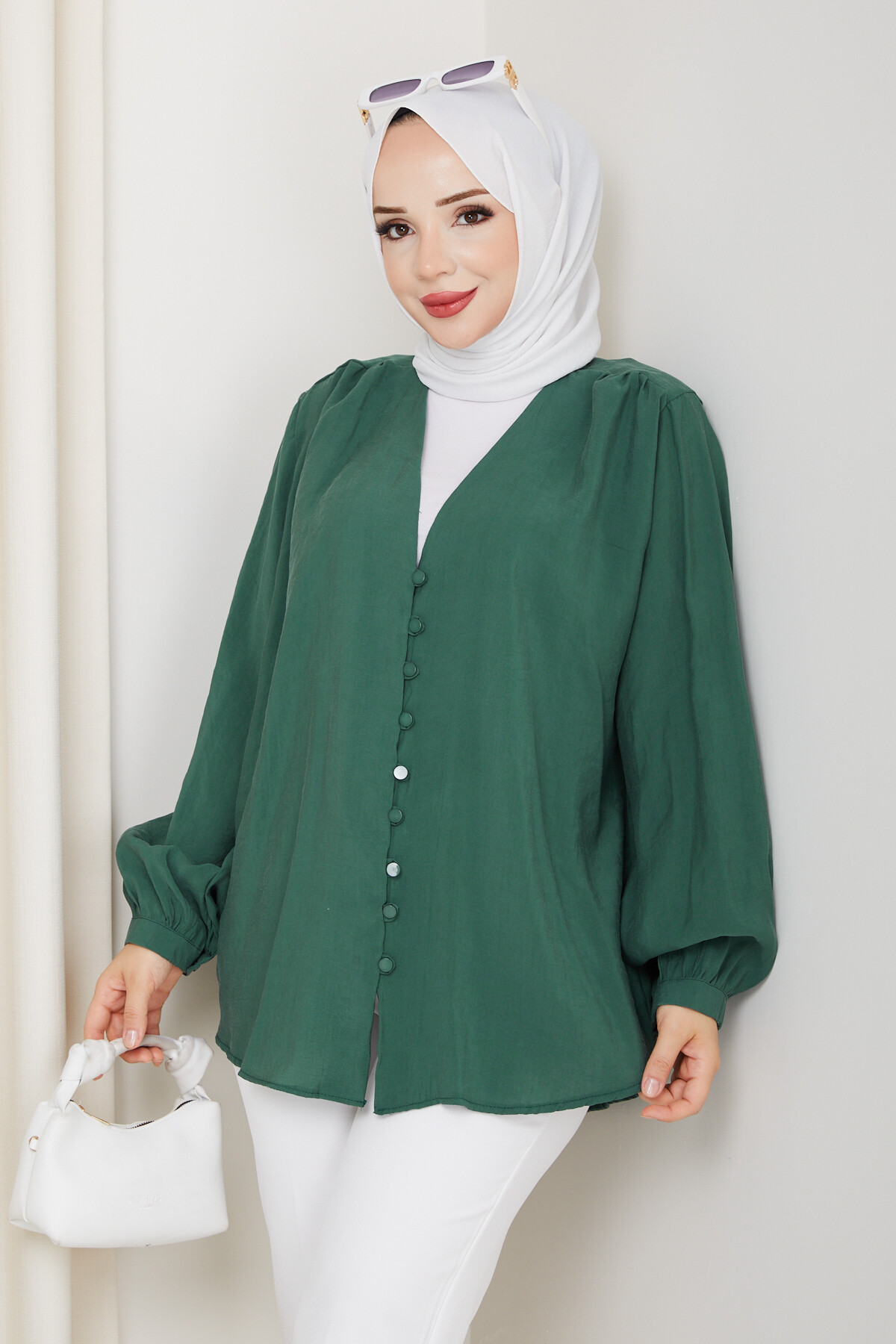 ŞIK V YAKA DÜĞMELİ GÖMLEK - YEŞİL