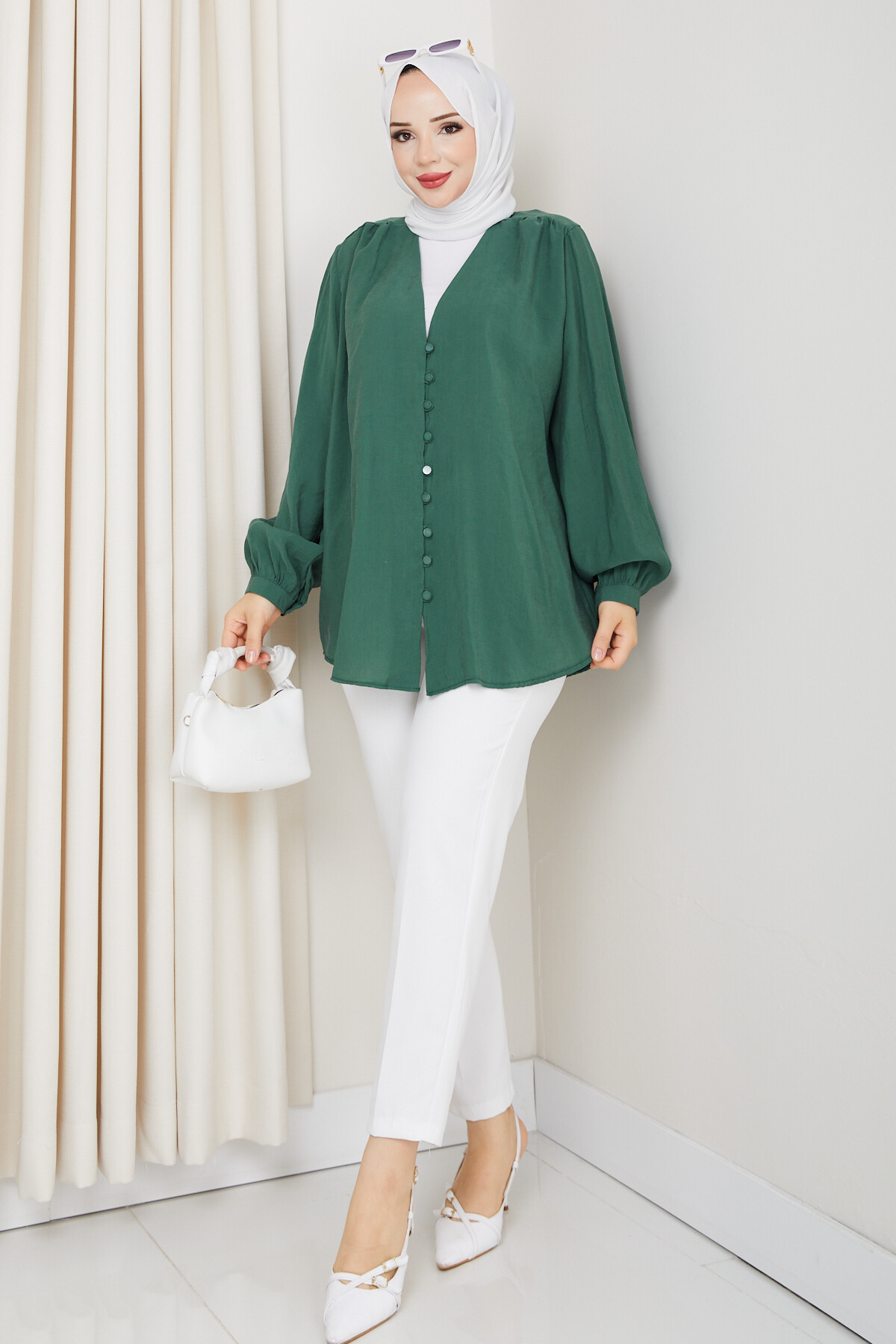 ŞIK V YAKA DÜĞMELİ GÖMLEK - YEŞİL