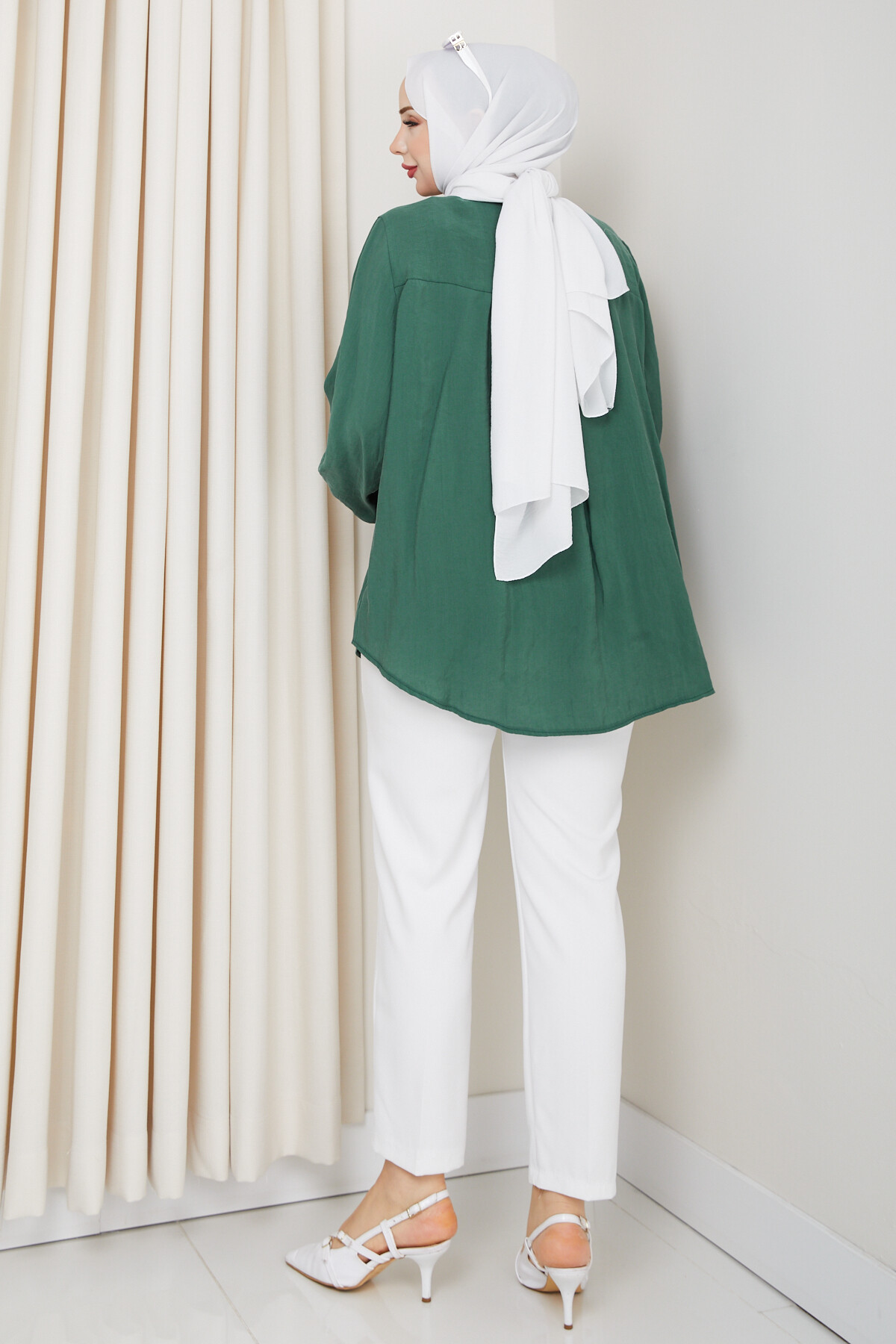 ŞIK V YAKA DÜĞMELİ GÖMLEK - YEŞİL