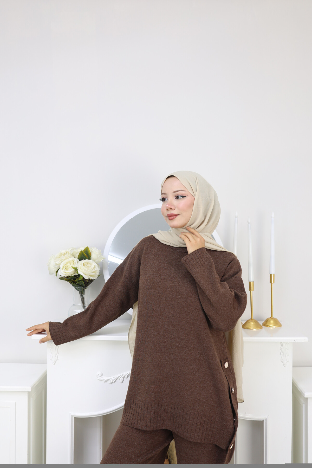 YANLARI DÜĞME DETAY TRİKO TAKIM -ACI KAHVE