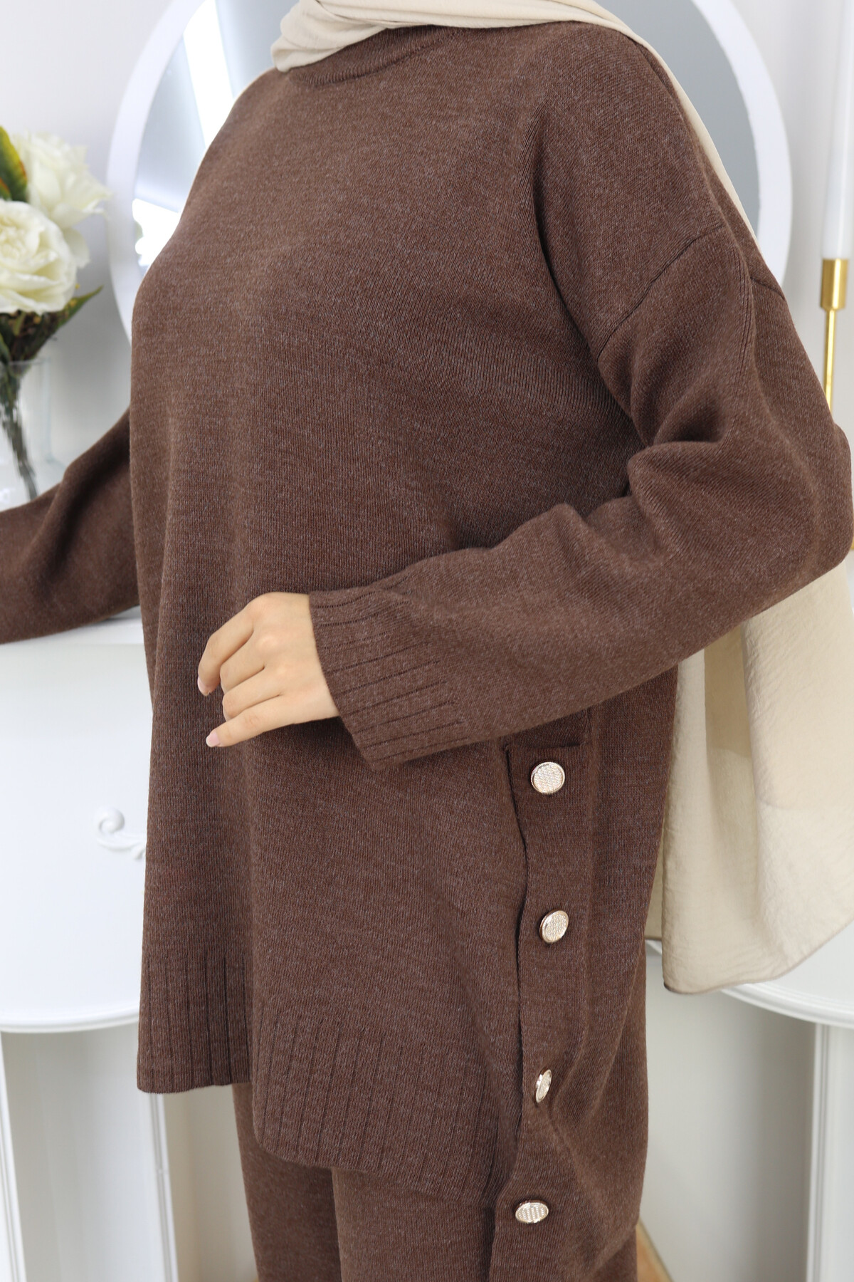 YANLARI DÜĞME DETAY TRİKO TAKIM -ACI KAHVE