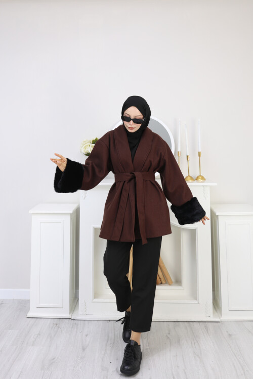 KOLU KÜRK DETAY KISA KABAN -ACI KAHVE