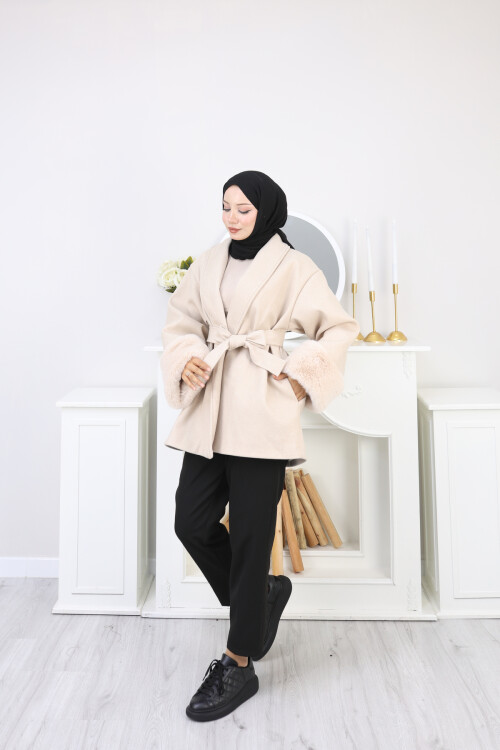 KOLU KÜRK DETAY KISA KABAN -KREM