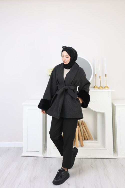 KOLU KÜRK DETAY KISA KABAN -SİYAH