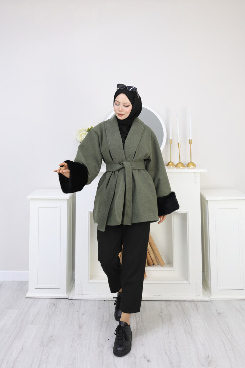 KOLU KÜRK DETAY KISA KABAN -YEŞİL