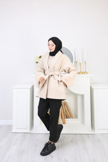 KOLU KÜRK DETAY KISA KABAN -KREM