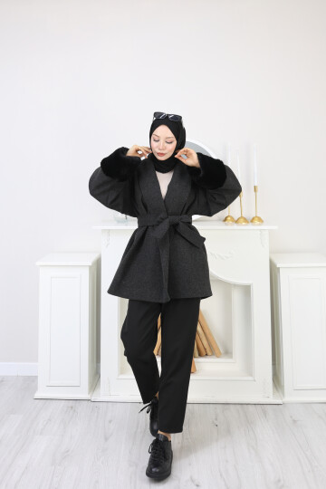 KOLU KÜRK DETAY KISA KABAN -SİYAH