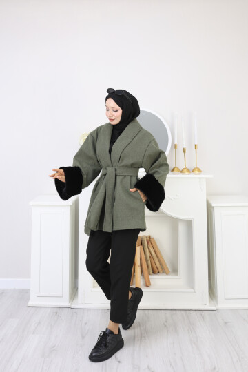 KOLU KÜRK DETAY KISA KABAN -YEŞİL