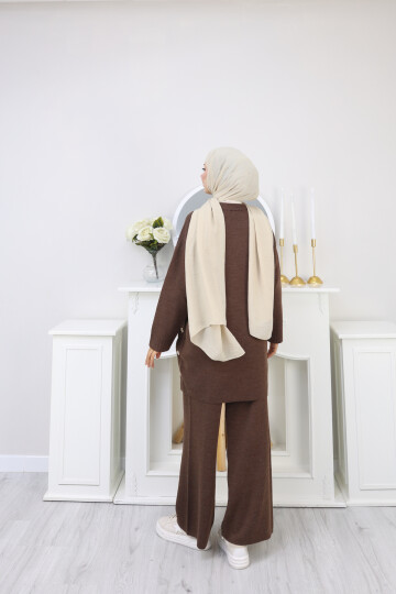 YANLARI DÜĞME DETAY TRİKO TAKIM -ACI KAHVE