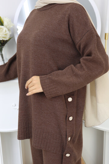 YANLARI DÜĞME DETAY TRİKO TAKIM -ACI KAHVE