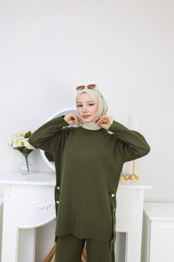 YANLARI DÜĞME DETAY TRİKO TAKIM -HAKİ