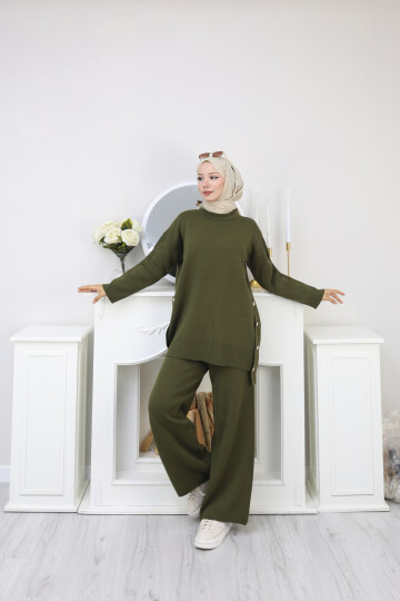 YANLARI DÜĞME DETAY TRİKO TAKIM -HAKİ