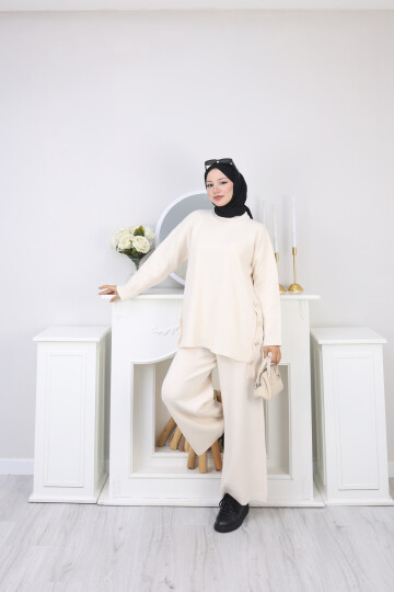 YANLARI DÜĞME DETAY TRİKO TAKIM -KREM