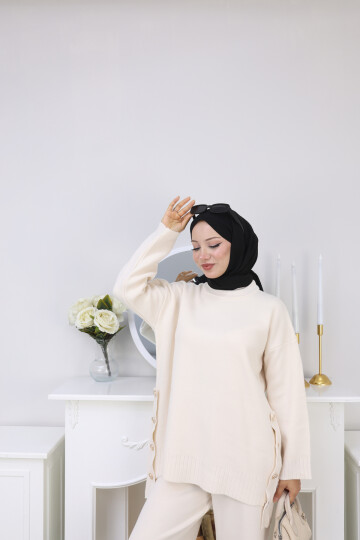 YANLARI DÜĞME DETAY TRİKO TAKIM -KREM