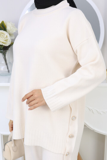 YANLARI DÜĞME DETAY TRİKO TAKIM -KREM