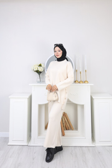 YANLARI DÜĞME DETAY TRİKO TAKIM -KREM