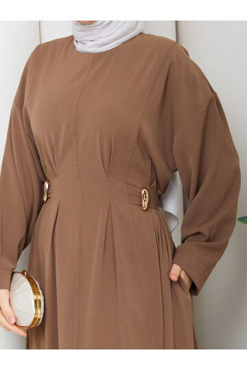 YANLARI GOLD DETAY ELBİSE - VİZON